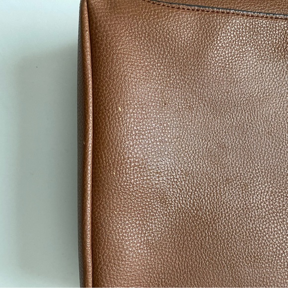 Tommy Hilfiger Crossbody, Vegan Leather. In Good condition. - Picture 13 of 15